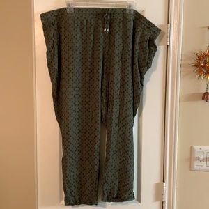 Dark Green Patterned Linen Capris